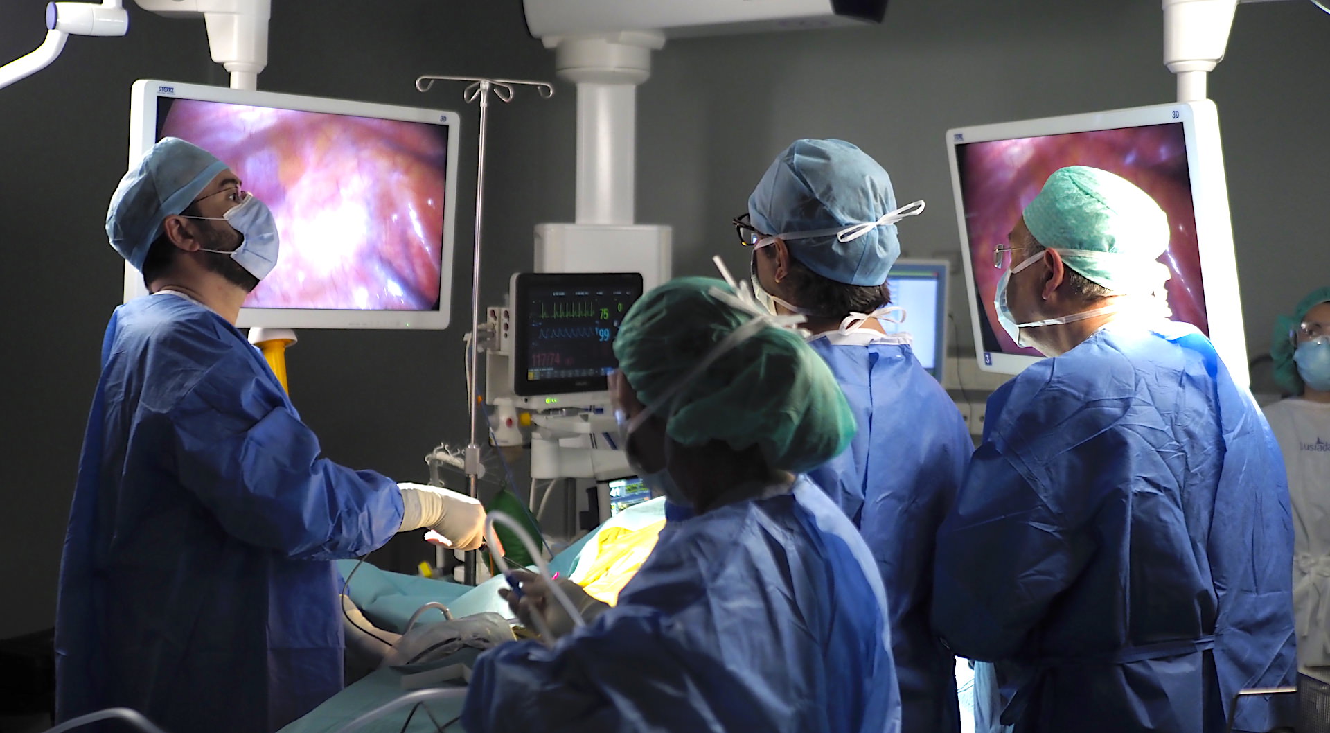 medicos em tratamento com paciente em maca